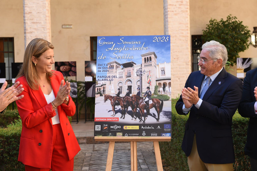 El cartel, entre Silvia Pozo, delegada de Deportes y Promoción de la Salud del Ayto. Sevilla, y Francisco Gaviño.
